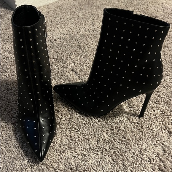 Nine West Black Stud Ankle Boot 8M - Picture 2 of 8